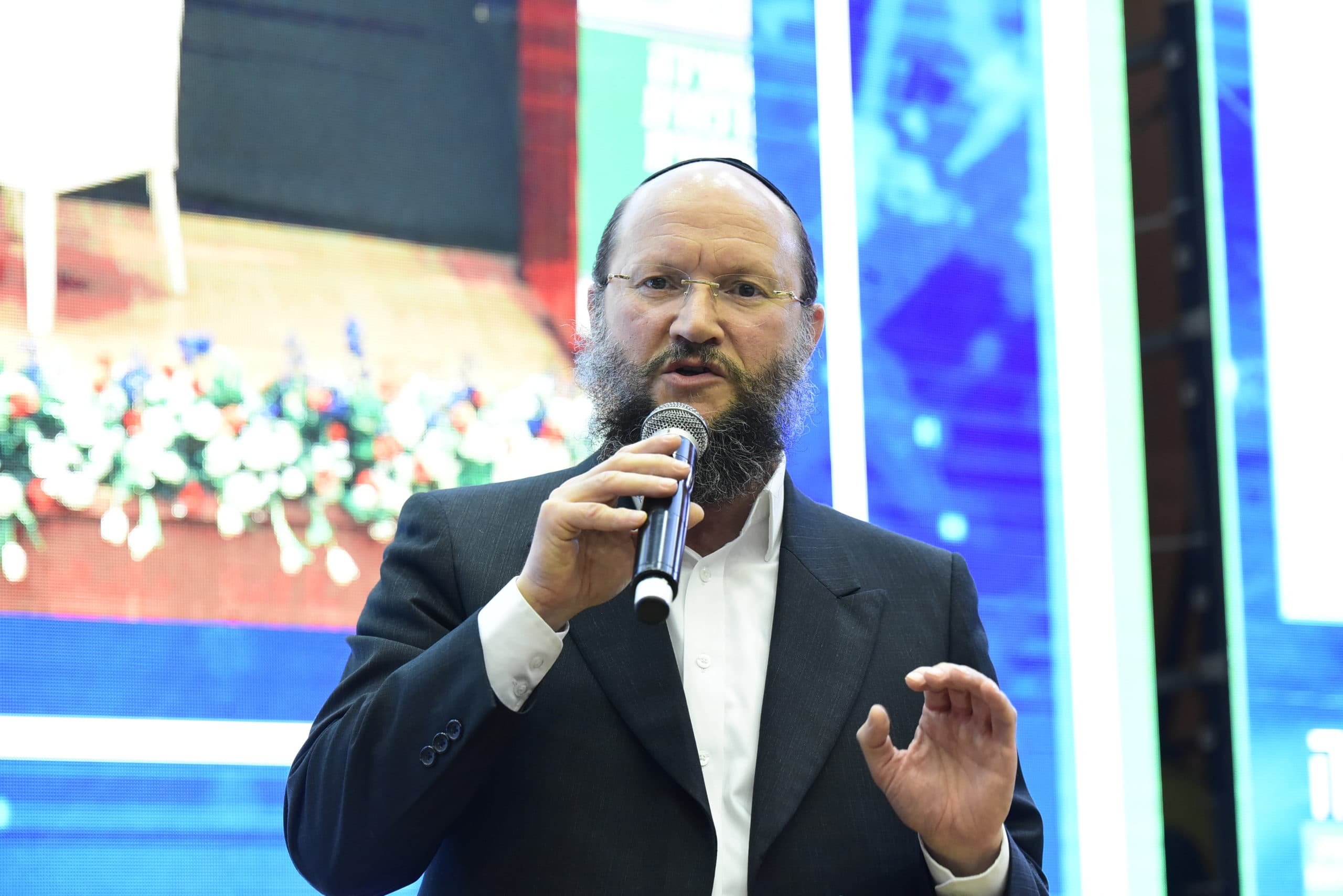 דברי ברכה מהרב משה ברים והענקת תעודה למנהל הקבוצה חיים קליגר